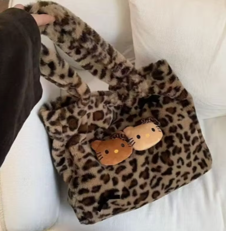 T❺❹🍂Bandolera de Peluche Hello Kitty para Mujer - Gran Capacidad con Estampado de Leopardo y Diseño de Personaje Animado, Cierre de Cremallera, Tela Suave, Bolso Lindo Coleccionable para Uso Diario,