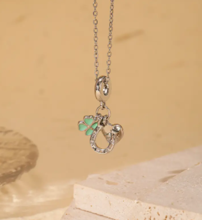 T❺❸💫1 pieza de collar C en forma de corazón y clave de cuatro hojas