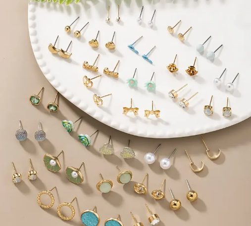 T❸❾🍀1 juego de 30 pares de aretes elegantes, únicos y lindos con símbolos alfabéticos, corazón estrellado y flor en forma de lazo para mujeres