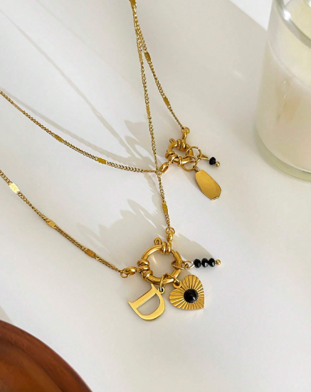 ❷❷🌿1 pieza Collar con cuentas de vidrio negro y letra grabada y corazón de acero inoxidable con cierre de ancla