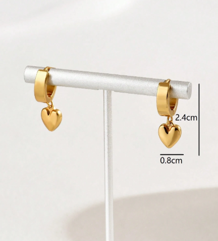 T❹❶💐1 par de aretes con forma de corazón chapados en oro de 18K