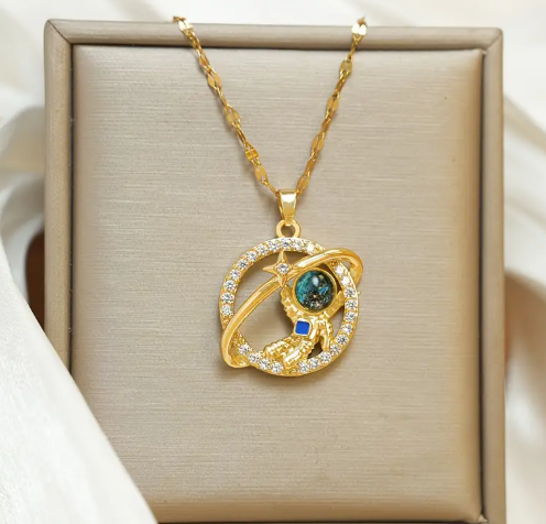 T❹❹🍂1pc Collar de Astronauta Celestial en Acero Inoxidable con Piedras Sintéticas de Zirconia