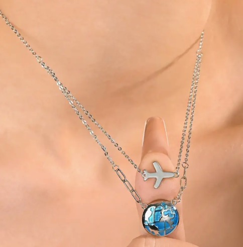 T❺❸💫Collar elegante de mujer en tono dorado con capas y colgante de avión y globo