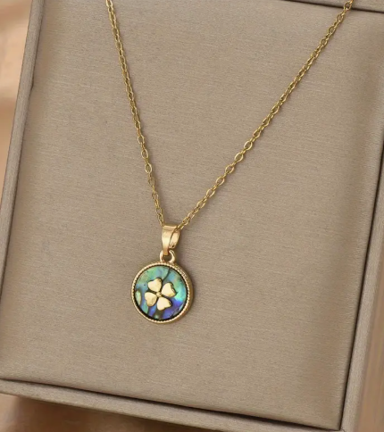 T❹❾💥Un elegante collar con un collar de acero inoxidable dorado, con zircónias cúbicas