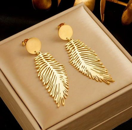 T❹❺🦋Pendientes Colgantes de Hoja de Acero Inoxidable en Tono Dorado Elegante