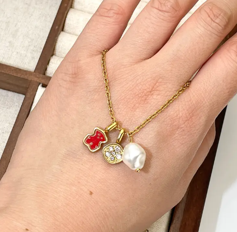 T❸❸💫 Collar con Colgante de Oso Lindo para Mujer - Acero Inoxidable con Detalles de Imitación y Estrás, Cadena Dorada, Diseño de Oso en Esmalte Rojo
