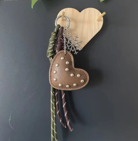 T❹❽🌻1pc Llavero de Corazón de Cuero PU con Detalles de Remaches y Borla Trenzada