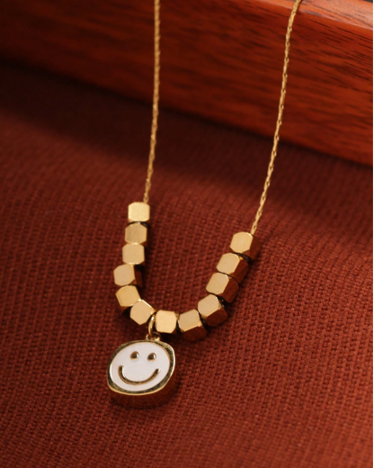 ❸❸💫1 pieza Collar con colgante de cara sonriente con concha blanca de acero inoxidable y 10 piezas de cuentas cuadradas doradas, apropiado como regalo