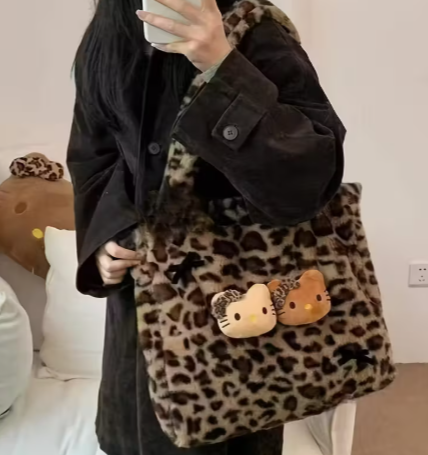 T❺❹🍂Bandolera de Peluche Hello Kitty para Mujer - Gran Capacidad con Estampado de Leopardo y Diseño de Personaje Animado, Cierre de Cremallera, Tela Suave, Bolso Lindo Coleccionable para Uso Diario,