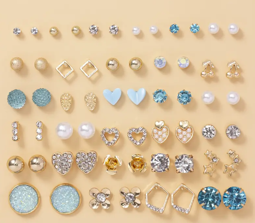 T❸❾🍀Un conjunto de 30 pares de elegantes y minimalistas aretes de metal con perlas y corazón de flor