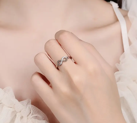 T❹❹🍂Anillo ajustable informal con forma de infinito con circonitas
