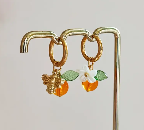 T❹❹🍂1 Par de Pendientes de Abeja y Flor de Fruta Retro Chic