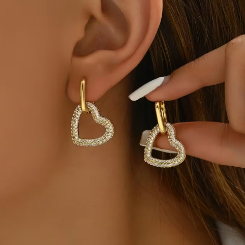 T❺❶🌻Un Par de Pendientes Dorados con Textura Metálica en Forma de Corazón