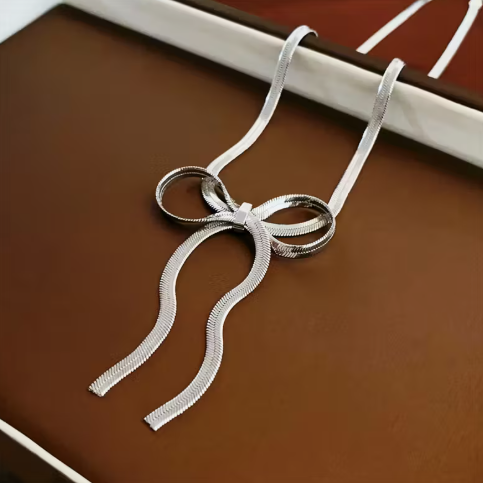 T❺❶🌻Collar de nudo de mariposa con estilo metálico elegante