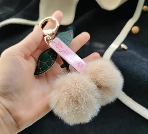 T❸❸💫Llavecito de Pom-Pom de Cereza con Acentos Florales