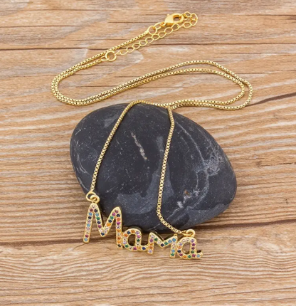 T❹❾💥 Collar con Colgante de Letra "MAMA" Elegante y Piedras Preciosas Coloridas