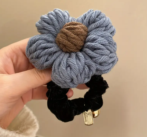 T❸❷🍁 Diadema de flores de peluche para mujer, elegante y linda, adecuada para uso diario y fiestas, accesorio para el cabello basado en plantas como regalo