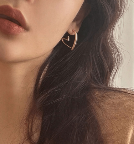 ❹❺🦋1 par de pendientes de botón con diseño de metal líquido en forma de corazón