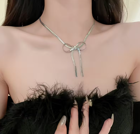 T❺❶🌻Collar de nudo de mariposa con estilo metálico elegante