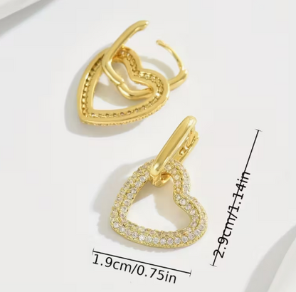 T❺❶🌻Un Par de Pendientes Dorados con Textura Metálica en Forma de Corazón