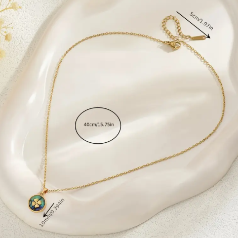 T❹❾💥Un elegante collar con un collar de acero inoxidable dorado, con zircónias cúbicas