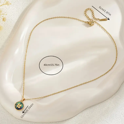 T❹❾💥Un elegante collar con un collar de acero inoxidable dorado, con zircónias cúbicas