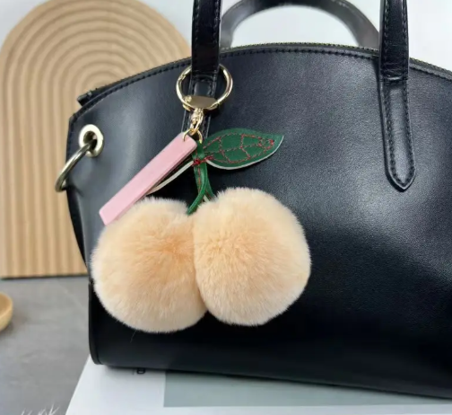 T❸❸💫Llavecito de Pom-Pom de Cereza con Acentos Florales