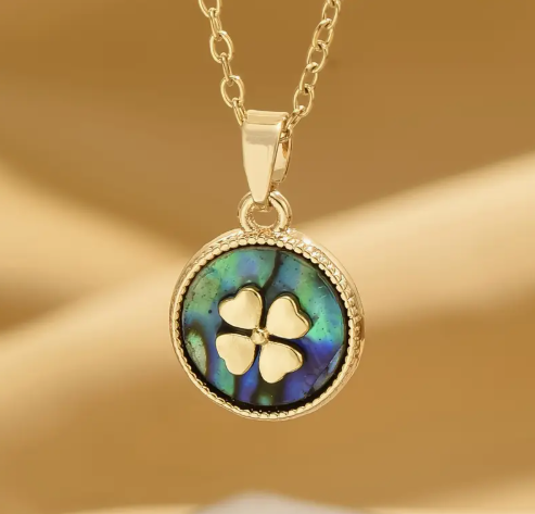 T❹❾💥Un elegante collar con un collar de acero inoxidable dorado, con zircónias cúbicas