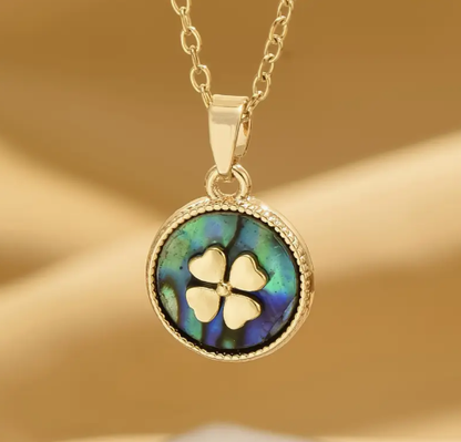 T❹❾💥Un elegante collar con un collar de acero inoxidable dorado, con zircónias cúbicas